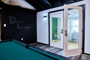 Dee's Lounge, Your Relaxation Oasis - Image 3