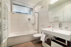 LITTLE GEM, penthouse apartment with mountain views - Image 5