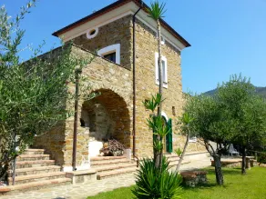 Amazing Classic Stone House: En grøn terrasse med udsigt over havet, bakken og bjerget - Image 4