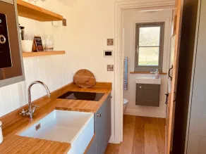 Luxury Shepherds Hut Near Glamorgan Coast - Image 3