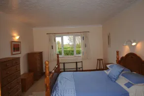 Gut präsentiert 3 Schlafzimmer Dormer Bungalow mit Parkplatz, Garten und Aussicht - Image 4