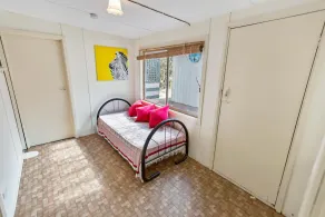 Quaint 3 bedroom holiday accommodation close to the water - Image 3