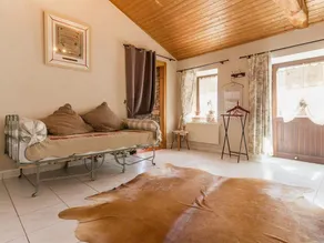 Ökologisches 18. Jhdt-Ferienhaus: 15 Min von Stränden & Hafen, King-Size Bett, privater Garten - Image 3