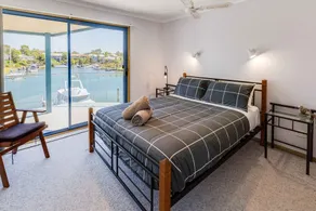 A welcoming and beautifully presented home located on the canals - Image 4