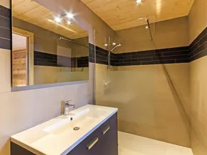 Chalet, wifi, 50m from ski slopes, sauna, balcony, fireplace or stove, parking, tv, ski locker - Image 3