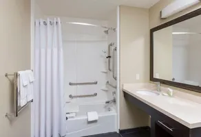 Queen Suite | Free Daily Breakfast, Shared Hot Tub + Pool - Image 4