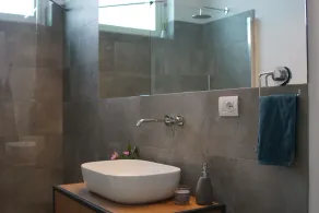 Villa med vinmarker, infinity-pool, udsigt over en UNESCO-borg og alperne. - Image 3