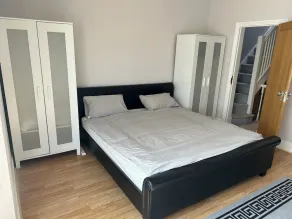 Entire Seaside Home 6 Private BedRooms Sleeps 10,4 Minute Walk To Station - Image 5