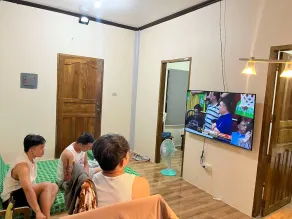 Cozy 2BR home, Netflix, Starlink wifi,AC, h&c shower, and secured parking - Image 3