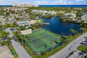Newly Redone and  furnished 2/2 condo that is walking distance to the beach - Image 3