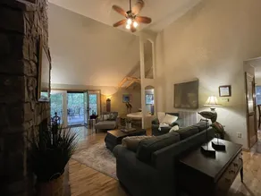 One bedroom, one bath log-sided cottage with private hot tub on Lake Ouachita. by RedAwning - Image 3