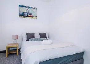 Spacious 6-Bedroom Property with Ensuite – Perfect for Groups - Image 3