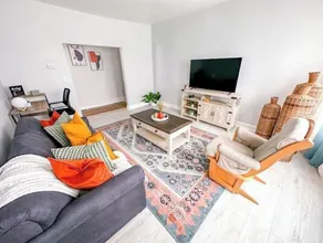 Spacious Bohemian Nook - Image 3