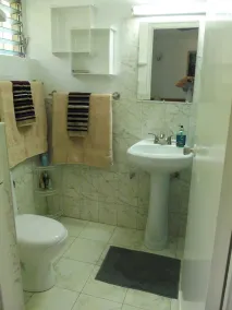 1BR Condo (mit Waschmaschine in Einheit) in Sunset Crest / Holetown (Westküste) - Image 2