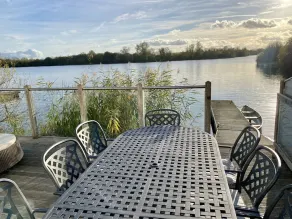 Large 4 Bedroom Lakeside Holiday lodge in the Cotswold. Sleeps 8-10 - Image 3