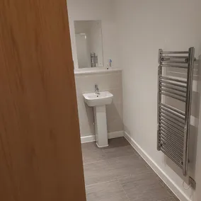 Ensuite Double Bedroom (live in landlord) - Image 2