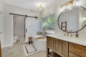 Hot Tub! Beautiful Mountain Views! Wifi!  Come Visit \"Off the Bow\"! - Image 3