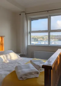 Beautifully appointed waterfront 4 bedroom house with private access to Woods - Image 5