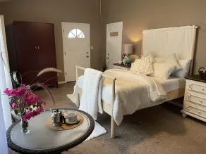 Willow Glen Hideaway - Charming Cottage with Hot Tub - Image 3