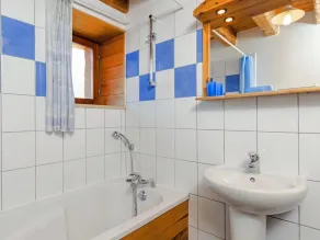 Yta: ca 260 m² Vardagsrum med 2 eldstäder. Matsal. 2 sovrum med 3 enkelsängar - Image 3