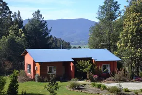 Self-contained in beautiful quiet surroundings with valley and mountain views - Image 5