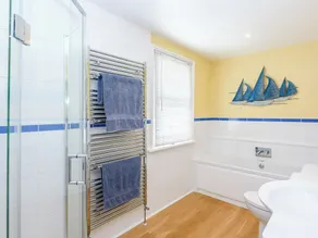 3 bedroom accommodation in Yarmouth - Image 3