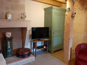 Charming Stone Cottage with Private Yard, Fireplace, and Family Amenities in Tranquil Setting - Image 3