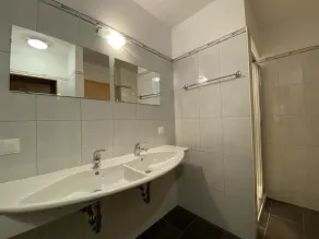 Lovely apartment within walking distance of the ski bus stop and the Jausern descent - Image 4