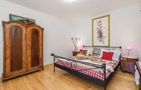 Pet Friendly Home In Lic - Image 3