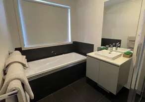 Empty Boat - Spacious 5 Bedroom Entire Modern home in Wallan - Image 3