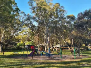 Barossa Get-a-Way / Sleeps 10 - Spa/Wifi/Foxtel - Perfect for Groups & Families - Image 4