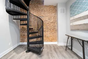 Maison mitoyenne magnifiquement rénovée dans le canton branché, allée de stationnement privé - Image 3