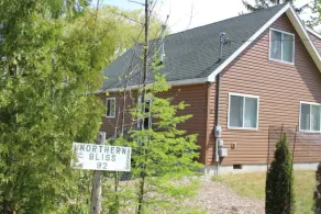 Little Traverse Lake Chalet, 2 person kayak and row boat - Image 5