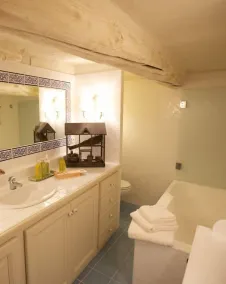 I centrum af Roussillon Village med et lille bassin og en fantastisk udsigt - Image 3