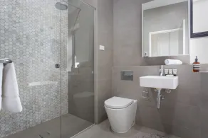 Stylish 2-Bed Apartment with BBQ Patio Near Beach - Image 3