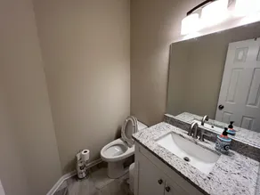 Warm, clean, and modern five bedroom house - Image 4