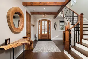  SPECTACULAR WATERFRONT HOUSE ON LAKE GEORGE - Image 2
