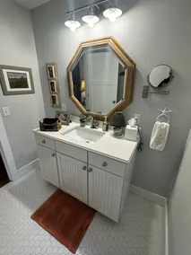 Large suite/private bath/private entrance on quiet street near Thomas Bay - Image 3