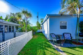 Brand New Listing! 5 minutes to Naples Best Beach...Lowdermilk Park. - Image 5