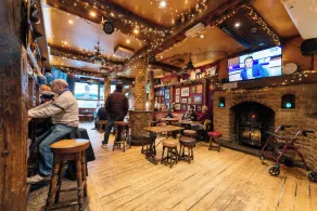 The Crown Pub & Guesthouse - Image 4