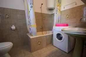 Apartamento de vacaciones con gran jardín - Image 2