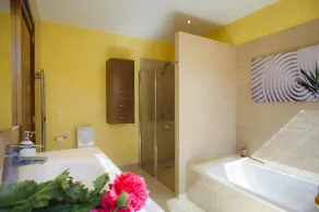 Villa with fantastic garden, chill areas, ideal for relaxing - Image 3
