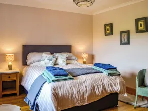 A spacious country cottage the perfect indulgent getaway for two. - Image 3