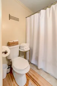 Private Apartment with pool, 5 min to downtown - Image 3