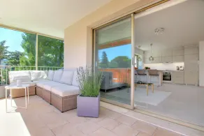 Modern Family Home 5 min to Beach +Pool +Garage.                                - Image 3