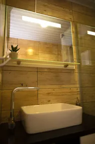 Studio apartment for single travellers or couples with king size bed - Image 5