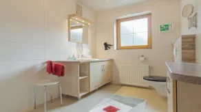 Beautiful, modern apartment in a quiet, central location with mountain views - Image 2