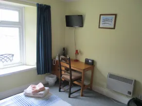 Luxury apartment just yards from the beach sleeps 6 - Image 5