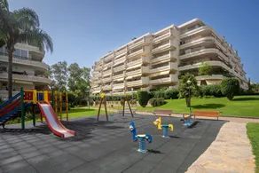 Appartement de vacances Guadalmina Alta avec vue sur les montagnes, piscine partagée et Wi-Fi. - Image 2