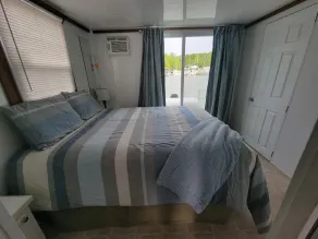 Floating Cabin at Steele Creek Marina--CAN NOT BE DRIVEN - Image 3